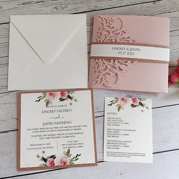 50 шт. Роскошных свадебных пригласительных карточек с персонализированной печатью, вырезанных лазером, с розово-золотой блестящей лентой внизу и на животе и конвертом